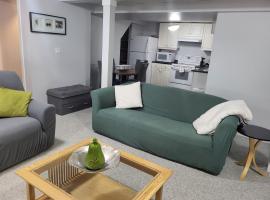 Private basement apartment โรงแรมในแซสเกอทูน