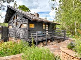 Pet-Friendly Flagstaff Studio Cabin with Patio, hotel en Flagstaff