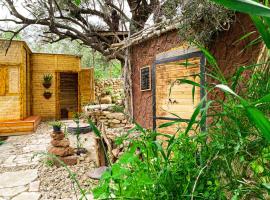 Hobbit village, מלון בדנה