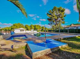 Viesnīca Flor - cozy bungalow with large comm. pool in Moraira pilsētā Moraira