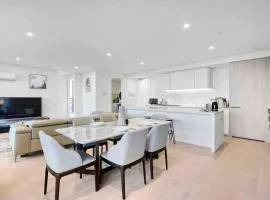 3 Bedrooms Apt in Glen Waverley central * parking