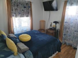 Cozy quiet place next to hwy smart tv+wifi+netflix, khách sạn ở Edmundston