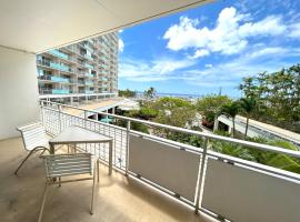 Ilikai Apt 308 - Spacious Studio with Stunning Ocean & Harbor Views, hotel v Honolulu