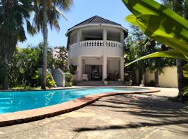 Diani Hideaway Beach Villa, casa vacacional en Galu