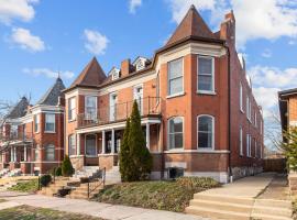 Exquisitely Designed Townhome โรงแรมในเซนต์ลูอิส