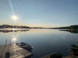 Cozy cottage by the lake, Charlottenberg, cabaña en Åmotfors