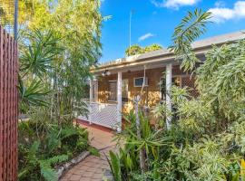 Relaxed Urangan Living at the Poolside Bungalow, hotell i Hervey Bay