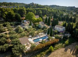 Les Petites Maisons - Hameau des Baux، فندق في بارادو