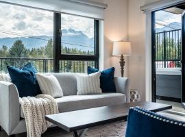 Stoked 4Ever - Revelstoke Condo (+Hot Tub), hotel v destinaci Revelstoke