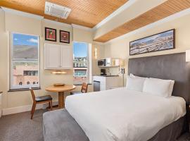 Independence Square 305, Remodeled, 3rd Floor Hotel Room in Aspen's Best Location, hotel i Aspen