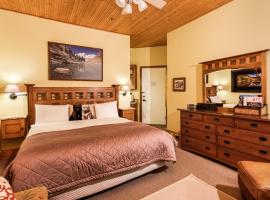 Independence Square Unit 309, Downtown Hotel Room with A/C in Aspen, Wet Bar & More, хотел близо до Летище Aspen-Pitkin County - ASE, Аспен