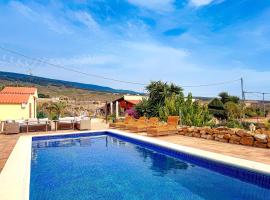 Exquisite rural house with garden, pool and sea views: Arico Viejo'da bir dağ evi