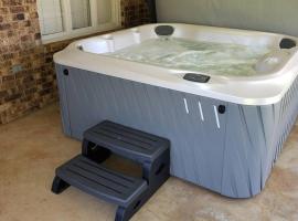 Hot Tub, Privacy, sleeps 11 & TONS of Space!, khách sạn ở Lubbock