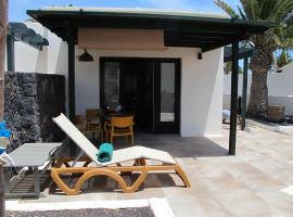 Bungalow GOA Pool view, Playa Roca residence sea front access - Free AC - Wifi, bungalow i Costa Teguise