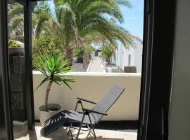 Bungalow LIDO-Playa Roca residence with sea front access - Free AC - Wifi, bungalow i Costa Teguise