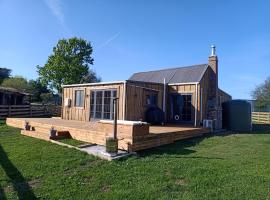 Renagour Cottage - Farmstay with Hot Tub!, hótel í Wanganui