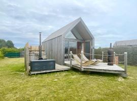 Lushna 11 Lux Suite at Lee Wick Farm Cottages & Glamping: Clacton-on-Sea şehrinde bir otel