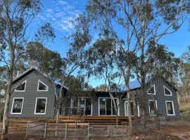 Summit House Armidale - 2 or 4 Bedrooms