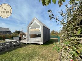 Lushna 2 Petite at Lee Wick Farm Cottages & Glamping: Clacton-on-Sea şehrinde bir otel