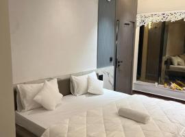 V Love Hotel – hotel w mieście Surat