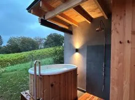 Cabanes avec jacuzzi les pieds dans la vignes