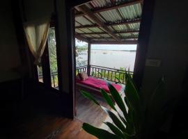 Pomelo Restaurant and Guesthouse's Fishermen & A Tammarine Bungalow Riverfront, hospedaje de playa en Don Khone