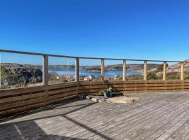 Seafront Swedish Sanctuary with Terrific View, hotel a Fjällbacka