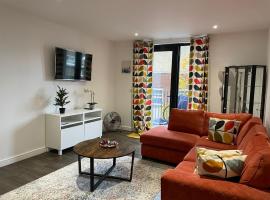 Modern en-suite room and self catering in london, khách sạn ở Woolwich