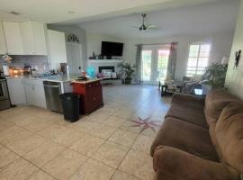 Beautiful 3 bedroom home 4 minutes from the beach, hotel en Pensacola