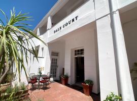 Dale Court Guest House، فندق في كيب تاون