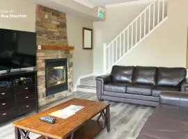 5 Bedrooms, Mountain Views, Steps from Blue Mountain Village, Hot Tub, BBQ