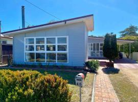 Charming Mid Century Bungalow โรงแรมในสแตนธอร์ป