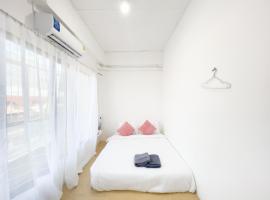 TRANSIT Donmueang Airport HOSTEL, ξενοδοχείο σε Thung Si Kan