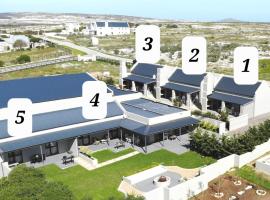 Three Feathers Cottages, hotel en Langebaan