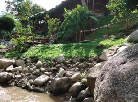 Lhong Chiang Dao Glamping หลงเชียงดาว, hotel u gradu 'Chiang Dao'