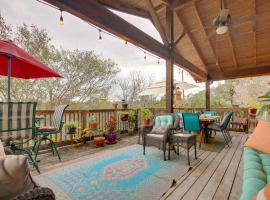 Pet-Friendly Austin Home with Deck and Private Hot Tub, hotel em Bee Cave