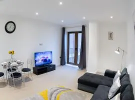 Beautiful 1 Bed Apartment in Centre of St Albans - Free Parking - 5 min walk to St Albans city centre & Railway station - Big Savings on Longer Stays