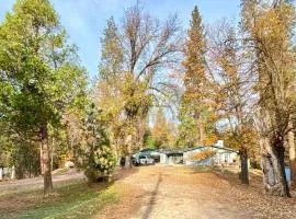 Near Yosemite, A Tranquil Getaway with Creek Frontage