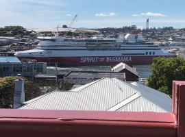 Mersey River Cottage ( cir 1888) Central location with Amazing Ocean and Habour Views., hotel in Devonport