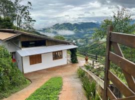 Casa do lago com vista linda! - Somente Carro 4x4 ou fazemos translado sem custo, hotel in São José dos Campos