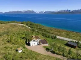 Centrally Located Cabin by the Sea - Sortland