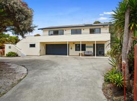 The Bowentown Bach - Waihi Beach Upstairs Unit, hôtel à Katikati