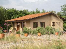 Privada y comoda cabaña, Casa Margarita, Villavieja, Hotel in Villavieja