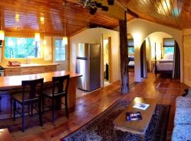 Farmview Cottage at White Lotus Eco Spa Retreat, hotel en Stanardsville