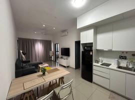 Lovely 2-bedroom condo with big pool, hotel v destinaci Petaling Jaya