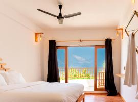 Manta Sea View Himandhoo: Himandhoo  şehrinde bir otel