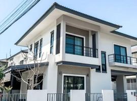 Simple & Cozy Home in prime location. Chiang Mai、チェンマイのヴィラ