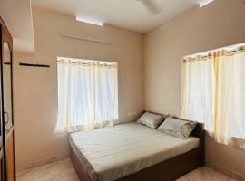 Home at Guruvayur 2 AC Room,1 single bed,Kitchen, hotel din Guruvayur