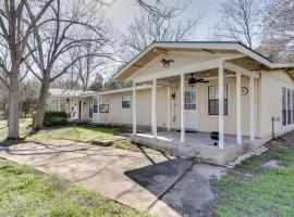 Charming Austin Home on 2 Acres 11 Mi to Dtwn!, hotel em Bee Cave