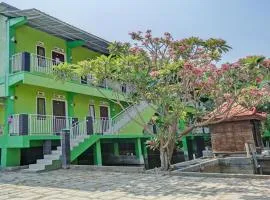 OYO Life 92919 Kost Wijaya Kusuma Lake Syariah